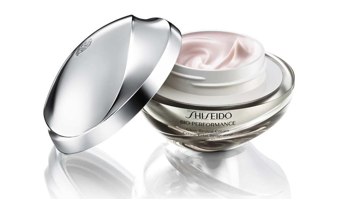 Shiseido prezentuje uniwersalny krem na dzień i na noc Bio-Performance Glow Revival Cream. Kosmetyk nadaje skórze piękny wygląd. Wzmacnia i odnawia system naczyń krwionośnych w skórze, którego właściwa praca jest potrzebna, aby skutecznie walczyć z  problemami cery i zachowywać zdrową karnację i teksturę skóry.