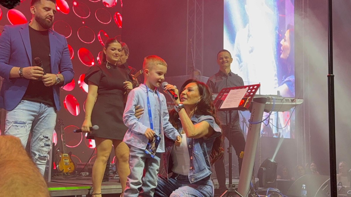 CECA PEVA S UNUKOM ŽELJKOM NA KONCERTU U JAGODINI Mališan ne skida osmeh sa lica: 