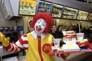 Maskottchen Ronald McDonald mit Men, McDonalds-Filiale Berlin