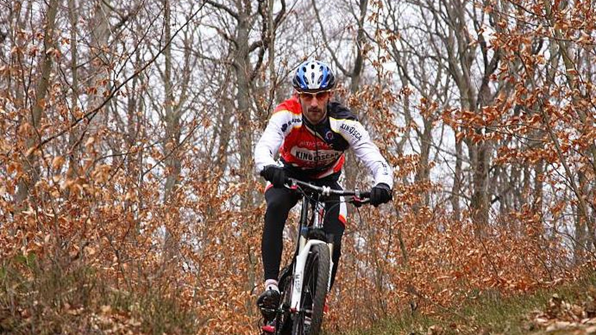 Przemysław Ebertowski to jeden z wyróżniających się maratończyków na polskiej scenie MTB. Zawodnik King Oscar Gniewino rozpoczął sezon od zwycięstwa, co dobrze wróży na następne miesiące.