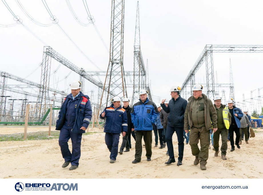 Petro Kotin (w środku), prezes Enerhoatomu, podczas wizyty w Elektrowni Jądrowej Chmielnicki w pierwszych dniach maja 2023 r.