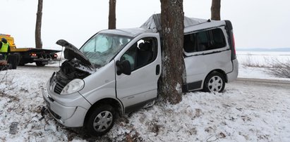 Bus roztrzaskał się o drzewo. Zginął człowiek