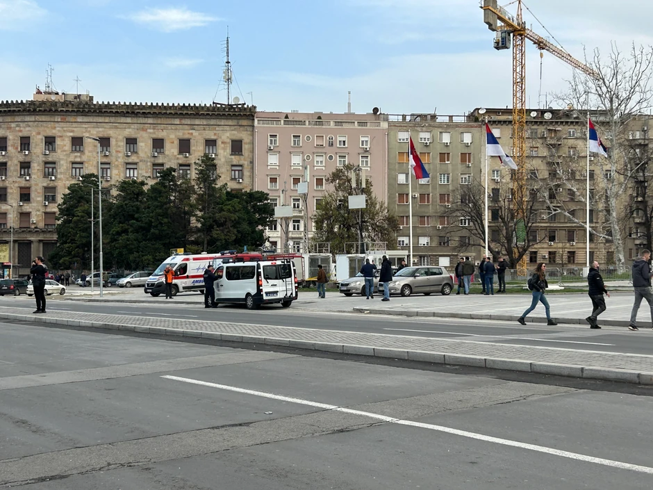 Ekipa Hitne pomoći i vatrogasci prekoputa Pionirskog parka
