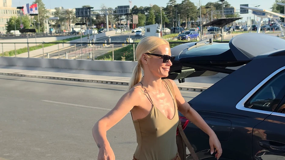 Nataša Bekvalac bez brushaltera na aerodromu 