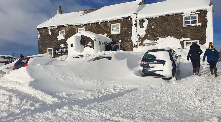 A hóviharban elvágták a világtól a brit The Tan Hill Inn fogadót, 50 ember szorult be három napra