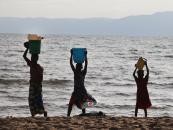 <strong>Burundi, Gwinea, Sierra Leone</strong>
<br></br>
Polskie MSZ zaleca: Nie podróżuj
<br></br>
Czarna Afryka to mieszanka wielu zagrożeń. Z jednej strony niestabilne politycznie państwa, z drugiej organizacje paramilitarne i terrorystyczne. Istotnym zagrożeniem dla życia i zdrowia jest też stopniowo wygaszana epidemia gorączki krwotocznej spowodowana wirusem ebola. Ogniskiem tej 