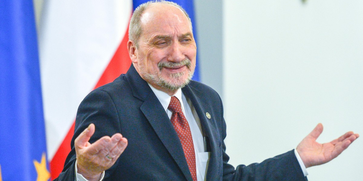 Antoni Macierewicz przyznał w poprzednim tygodniu, że najwyższy czas, żeby NATO włączyło się w wyjaśnianie katastrofy smoleńskiej. Szef MON zapewniał, że ma w tej sprawie wsparcie m.in. od naczelnego dowódcy NATO w Europie gen. Scaparottiego. 