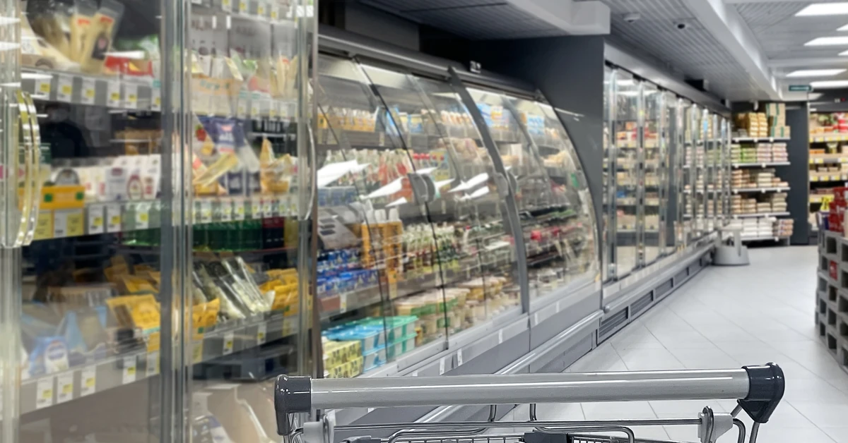 Kostka masła za 4,75 zł. Biedronka obniża cenę i rozdaje za darmo. Do kiedy trwa promocja?