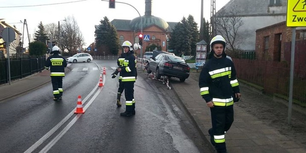 Samochód zawisł na barierkach. Jak to możliwe?