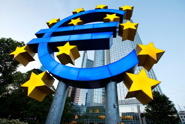 Symbol euro przed siedzibą Europejskiego Banku Centralnego