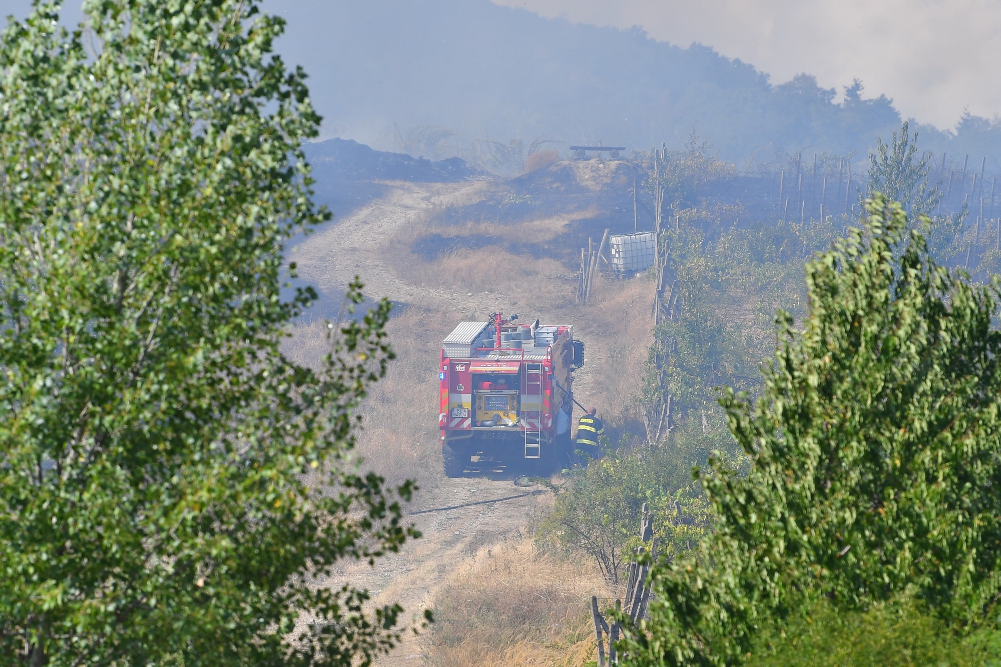 Pri hasení pomáhajú aj hasiči z obce Malinovo, z Trnavského kraja a dobrovoľní hasiči.