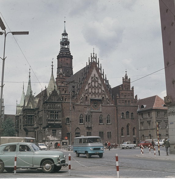 Wrocław, Stary Ratusz na Rynku. Widoczne samochody - z lewej Warszawa 223, pośrodku Żuk i 3. z prawej Trabant 601, 1968 r.