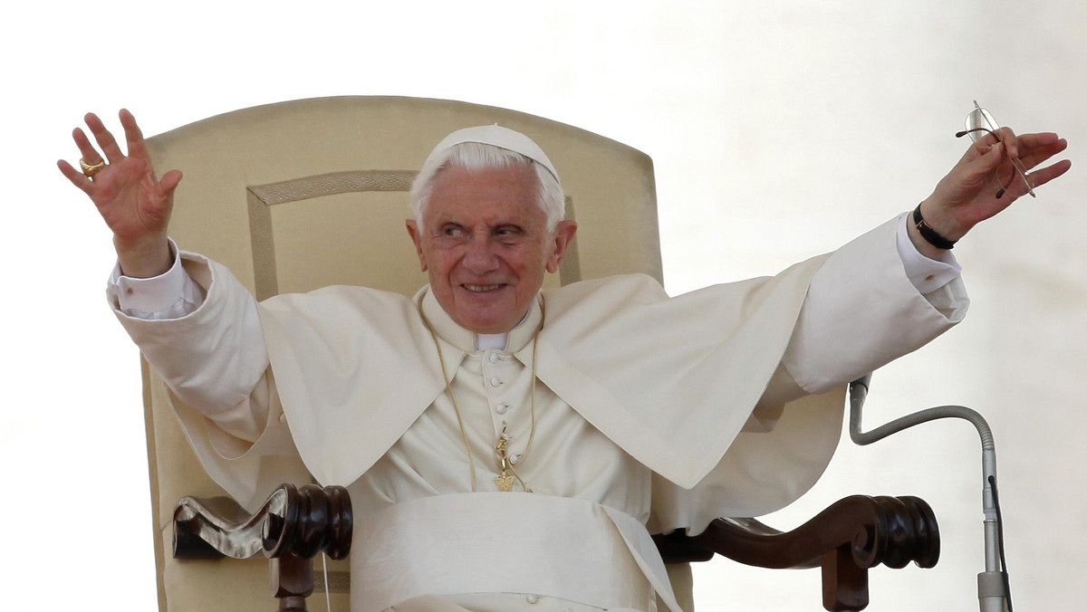 Papież Benedykt XVI pozdrowił w niedzielę - podczas spotkania z wiernymi - uczestników odbywającego się w Krakowie-Łagiewnikach II Światowego Kongresu Miłosierdzia.