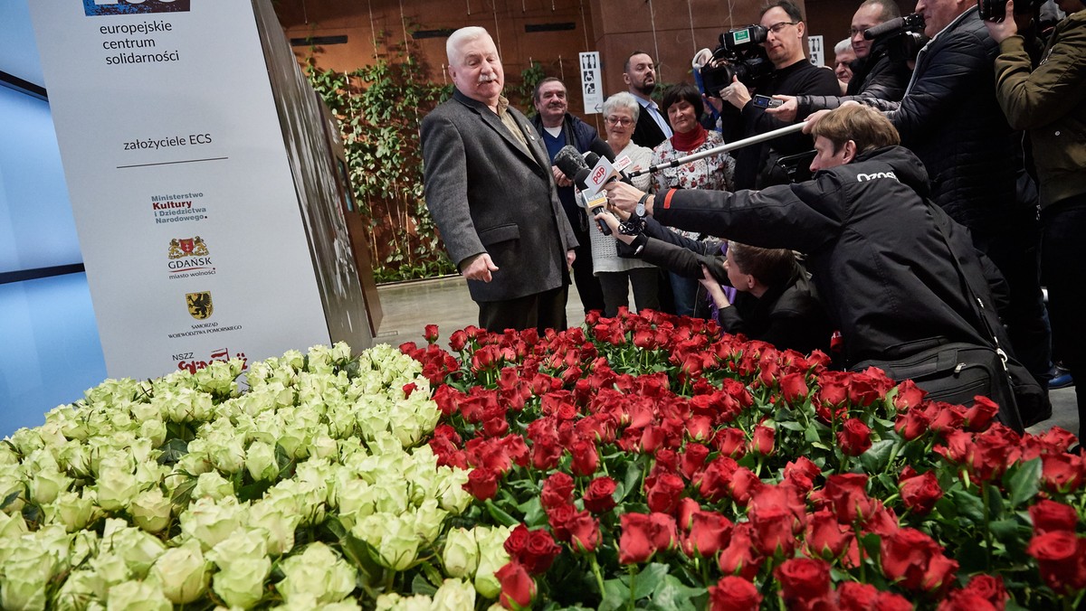 Ponad tysiąc róż przekazali dziś Lechowi Wałęsie jego sympatycy, którzy zorganizowali tę akcję w internecie. Kwiaty ułożono we flagę polską z napisem "Róże wsparcia dla Lecha Wałęsy" w holu Europejskiego Centrum Solidarności w Gdańsku, gdzie na II piętrze swoje biuro ma b. prezydent.