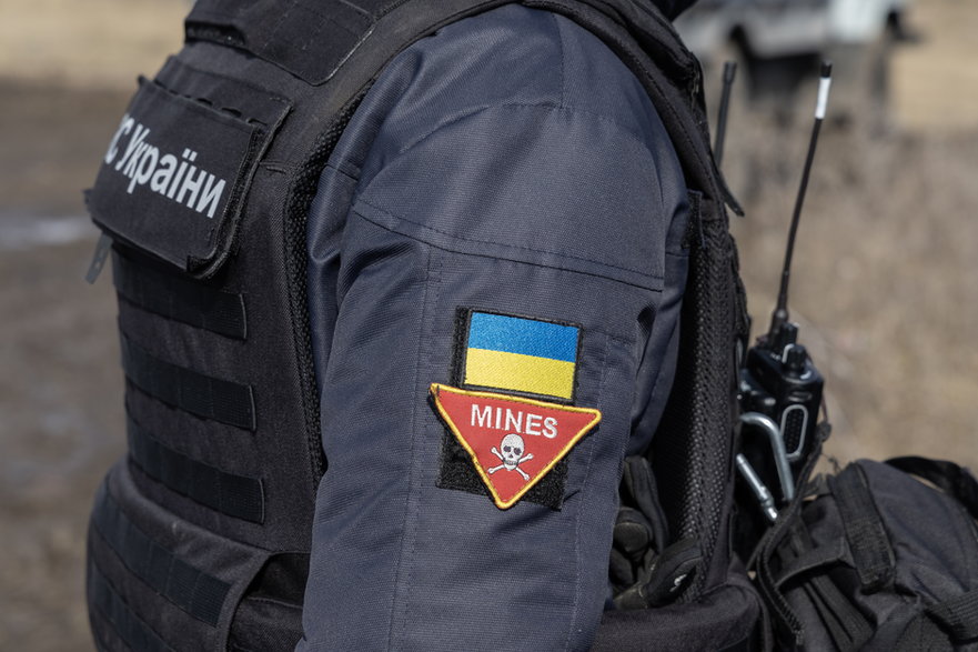 Ukraińcy przeczesujący teren w poszukiwaniu min w okolicach Łymania, 3 marca 2023 r.