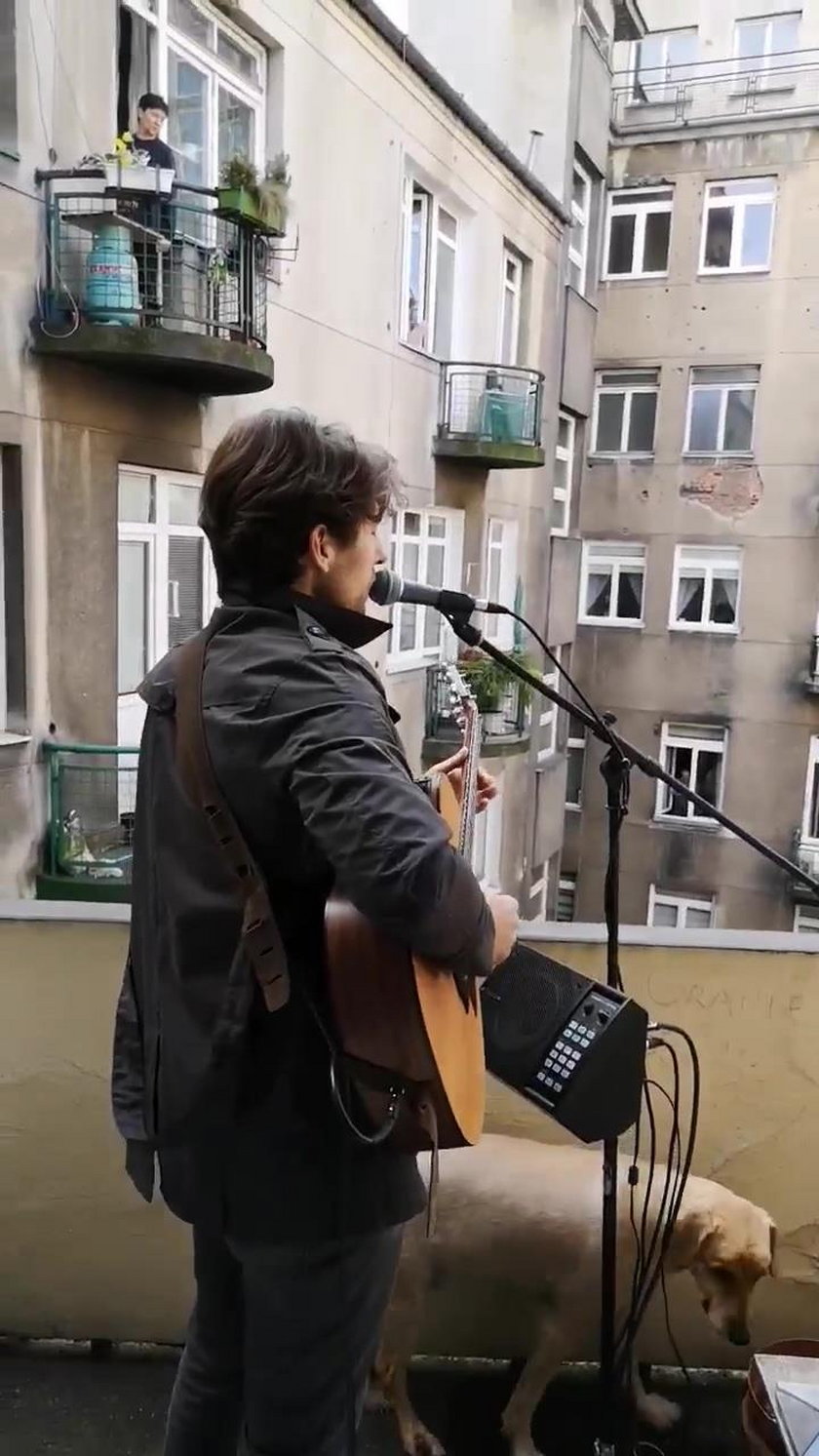 Michał Sołtan zagrał koncert na... balkonie! Nagranie hitem internetu