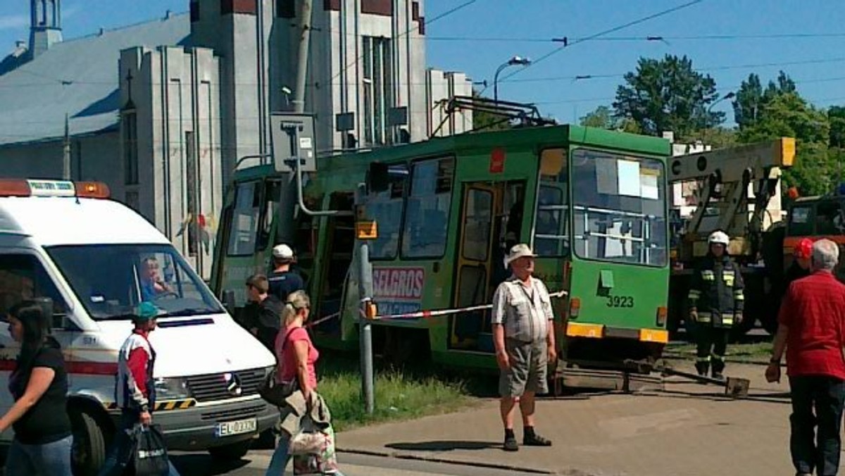 Dziewięć osób trafiło do szpitala z urazami barku i nóg po wykolejeniu tramwaju na jednym z łódzkich skrzyżowań - informuje łódzka policja.