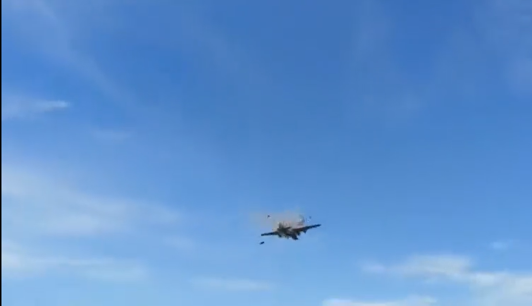 Na leteckej šou v Dallase sa zrazil bombardér so stíhačkou.