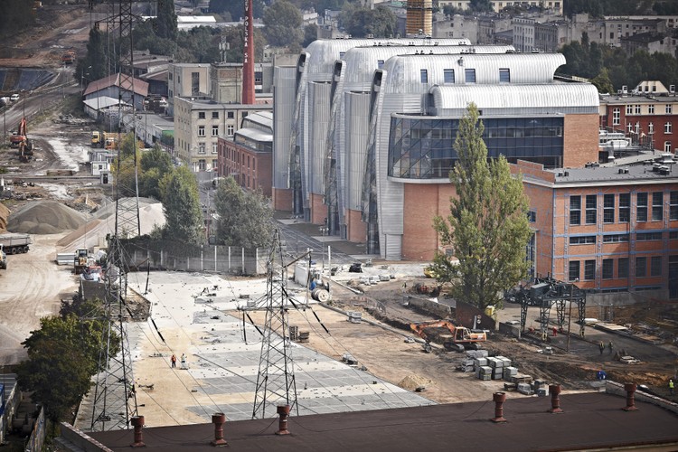 Ma powstać tunel średnicowy łączący dwa największe łódzkie dworce - Łódź Kaliska i Łódź Fabryczna. 16 metrów pod budynkami będą jeździły pociągi. Los projektu wydawał się niepewny, ale teraz szanse są większe, bo znalazł się w projekcie Programu Operacyjnego Infrastruktura i Środowisko na lata 2014-2020. Gdyby tunel nie powstał, straciłby sens przeniesienia Dw. Fabrycznego pod ziemię. Koszt budowy tunelu jest szacowany na 1,5 mld zł. Na zdjęciu: Widok na budowę podziemnego dworca kolejowego Łódź Fabryczna oraz Nowe Centrum Łodzi i EC1. fot.(6)