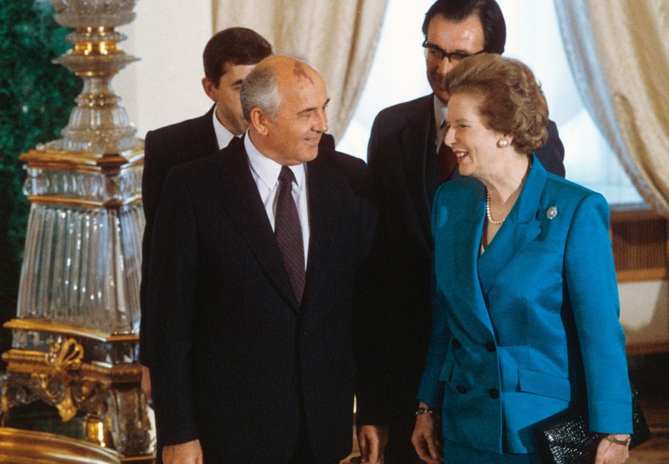 Przywódca ZSRR Michaił Gorbaczow (pierwszy od lewej) podczas spotkania z premier Wielkiej Brytanii Margaret Thatcher. Moskwa, ZSRR, 23 września 1987 r.