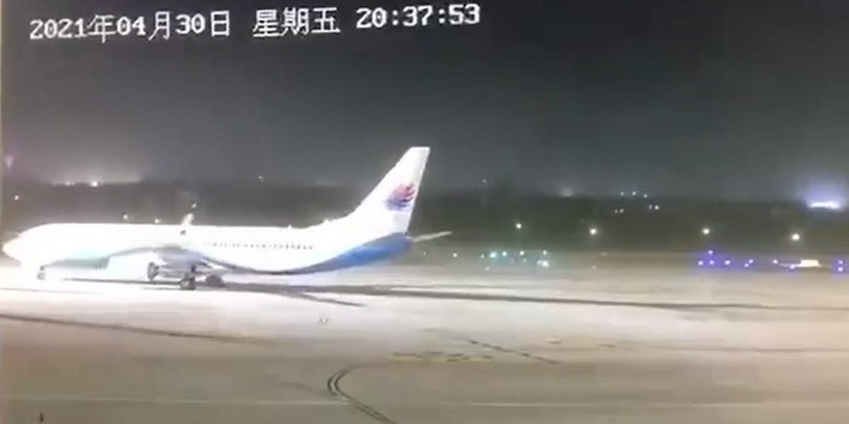 Chiny. Wiatr przesuwa samolot, który waży ok. 80 ton.