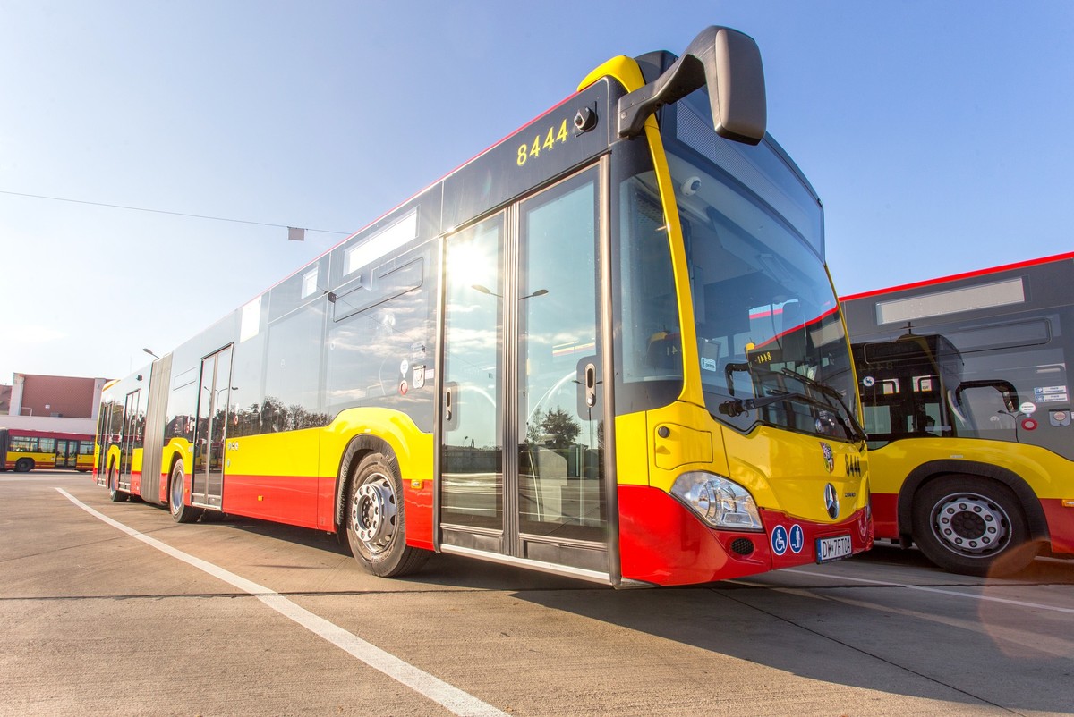 W autobusie miejskim wybuchła opona. Ranna kobieta na przystanku. 