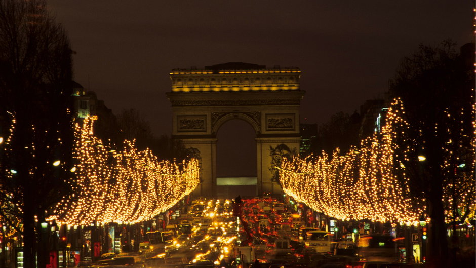 We Francji już około 12 tys. gmin całkowicie lub częściowo wyłącza oświetlenie publiczne w nocy