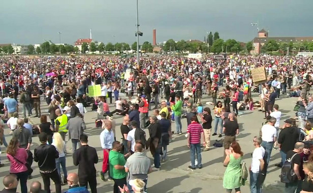 "Koronawirus to kłamstwo". Protest antyszczepionkowców w Niemczech [WIDEO]