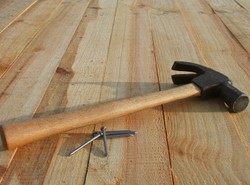 Mężczyźni lepiej wbijają gwoździe po ciemku