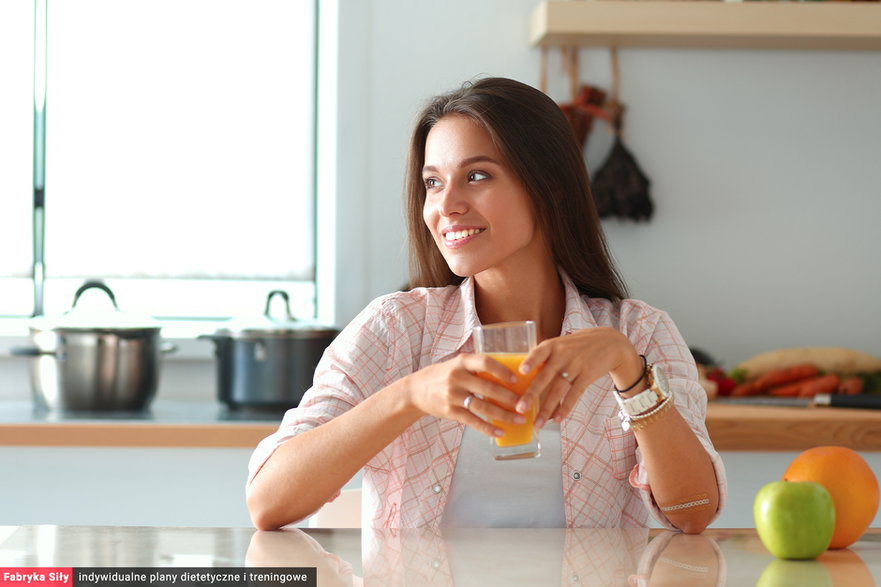1 litr tłoczonego soku pomarańczowego to prawie 400 kcal