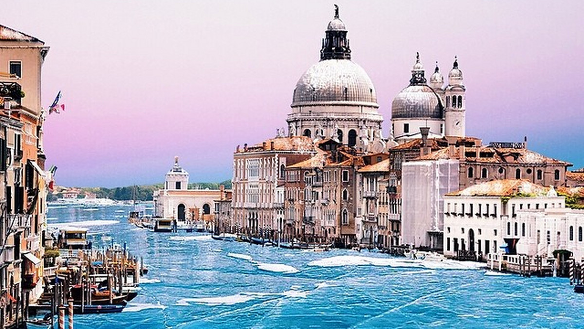 Wenecja to miasto zbudowane na wodzie i życie jego mieszkańców jest w pełni podporządkowane temu żywiołowi. Są przyzwyczajeni do rozwiązywania problemów z tym związanych.