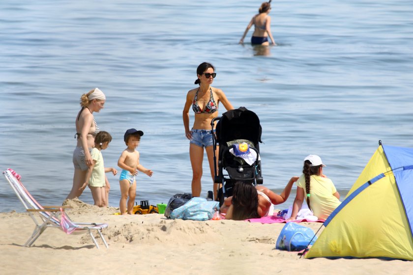 Marta Kaczyńska na plaży w Sopocie z synem