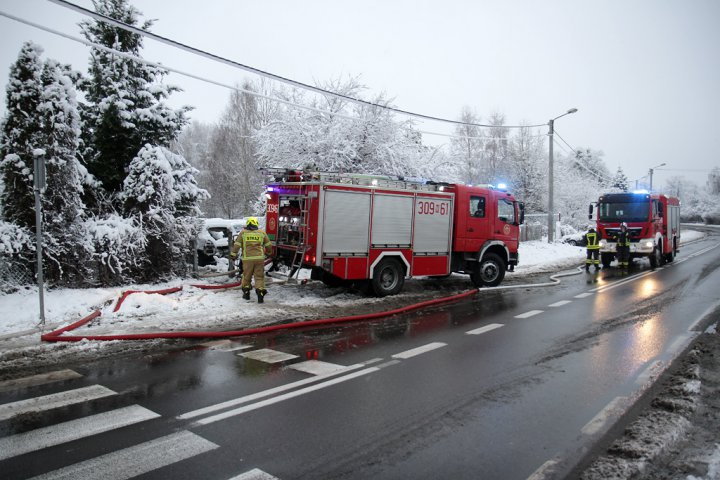 Ogromny pożar w hali przy ul. Jagiellońskiej. Z ogniem walczy 16 zastępów straży 