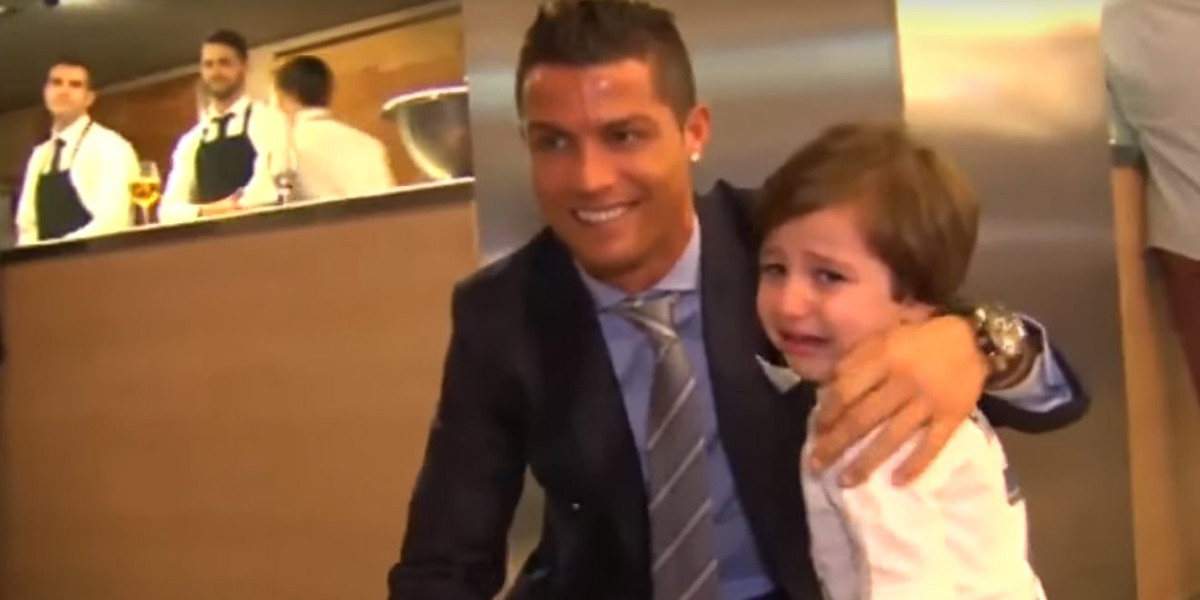 Wzruszające spotkanie Cristiano Ronaldo z sierotą! Zobacz wideo