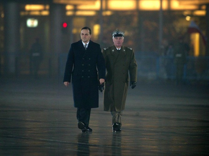 Radosław Sikorski podczas uroczystości przejmowania zwierzchnictwa nad siłami zbrojnymi przez Lecha Kaczyńskiego
