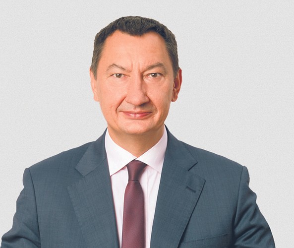 <b>Bogusław Grabowski, przewodniczący rady nadzorczej Skarbiec Holdingu, Rada Gospodarcza przy premierze: ZUS</b><br /><br />ZUS. Decyzja z 1999 r. radykalnie zmniejszyła zabezpieczenie emerytalne. Poziom emerytur docelowo spadł z 60 proc. do 30 proc. ostatniego wynagrodzenia. I i II filar daje minimalny poziom niezbędny do przeżycia. W takim systemie nie można poddawać nawet małej części składki grze: będąc w OFE, mogę zarobić nieco więcej, choć mogę stracić. Większość ubezpieczonych to osoby o średnim i małym dochodzie. A dla nich system państwowy będzie jedynym źródłem zabezpieczenia na starość i one nie powinny ryzykować.