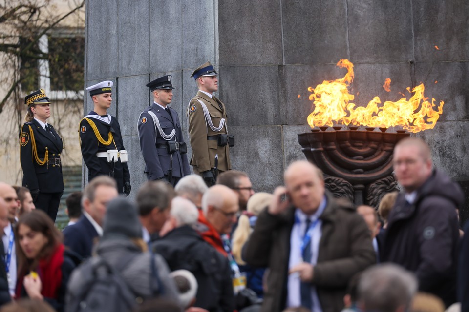 Uroczystości z okazji 80. rocznicy wybuchu powstania w Getcie Warszawskim przed Pomnikiem Bohaterów Getta w Warszawie