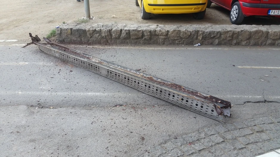 Sa Brankovog mosta pao nosač kablova za javnu rasvetu