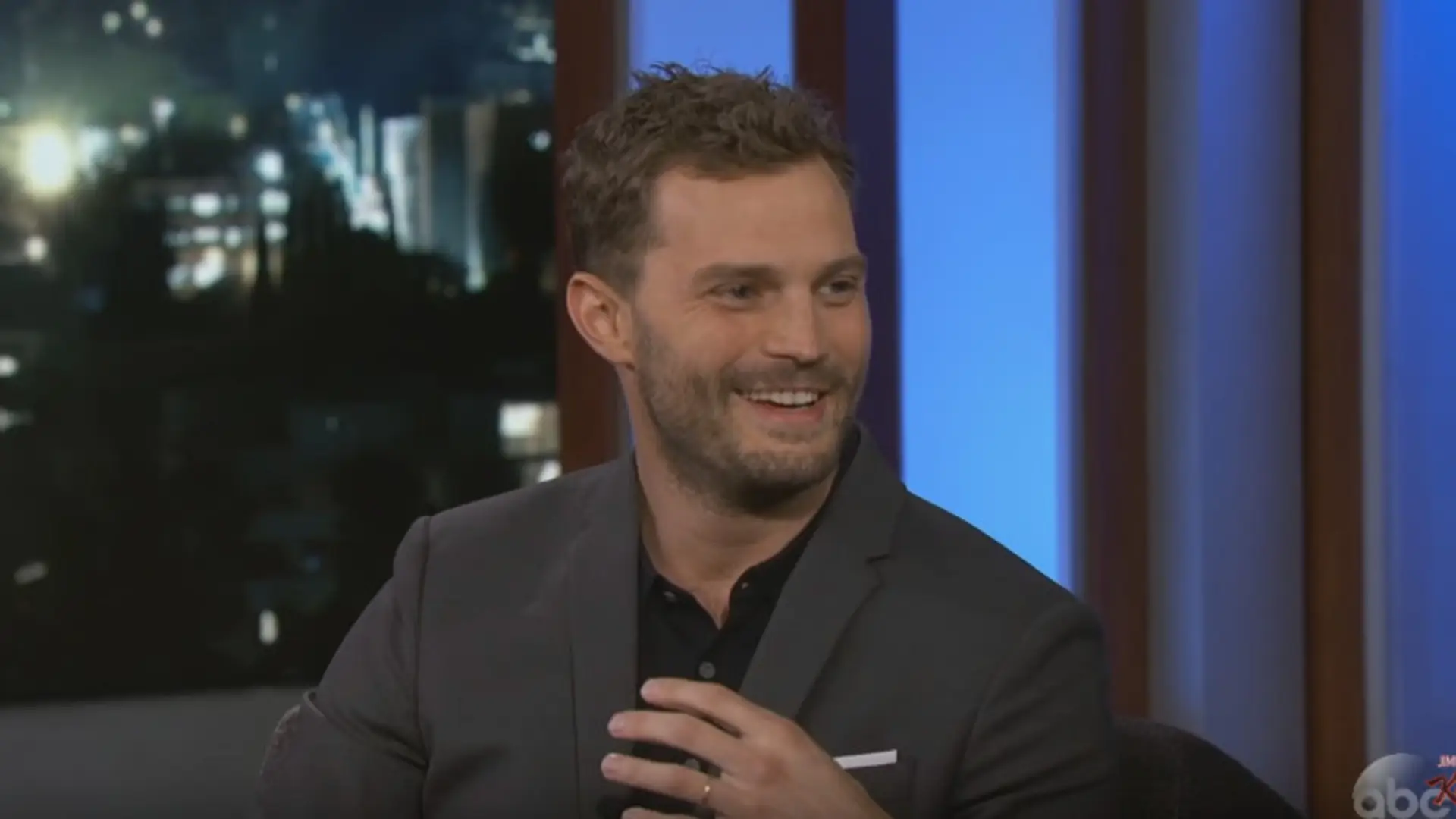 Jamie Dornan zdradza, jak ukrywał nagość na planie "Greya" i uroczo się przy tym rumieni (wideo)