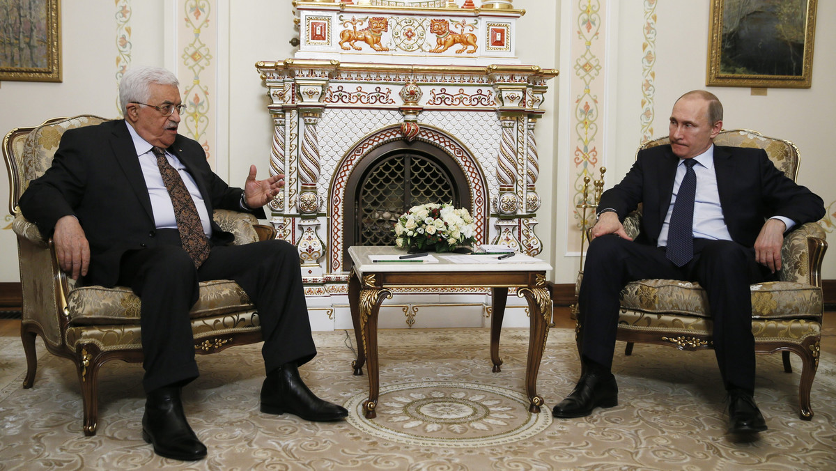 Prezydent Rosji Władimir Putin uznał za niezbędne omówienie z przebywającym w Moskwie szefem Autonomii Palestyńskiej Mahmudem Abbasem kwestii konfliktu palestyńsko-izraelskiego, a także sytuacji w Syrii, Iraku i w Jemenie - piszą rosyjskie media.