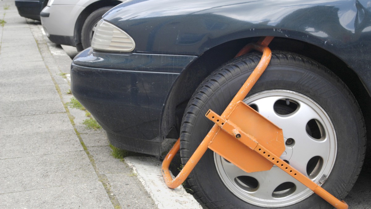 Tylko w Szczecinie Miejski Rzecznik Praw Konsumenta interweniował już kilkanaście razy w sprawie płatnych parkingów przed sklepami znanych sieci. Jego zdaniem kara jest niewspółmierna do winy, a niektóre zapisy w regulaminach niezgodne z przepisami prawa.