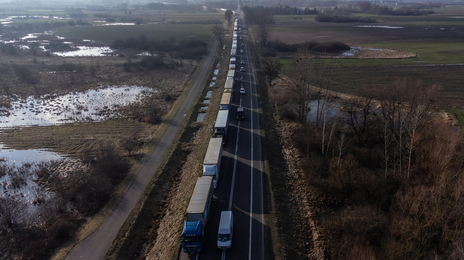 Kolejka tirów do polsko-ukraińskiego przejścia granicznego w Dorohusku,