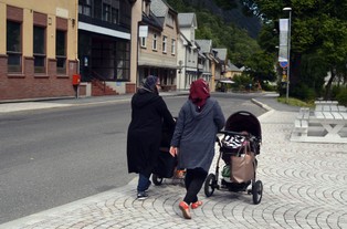 Migranci zarobią krocie. Nawet 130 tys zł. za opuszczenie kraju