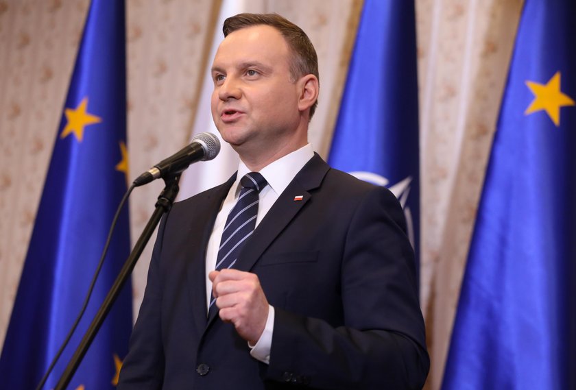 Prezydent Duda otworzył szampana! Chodzi o Macierewicza