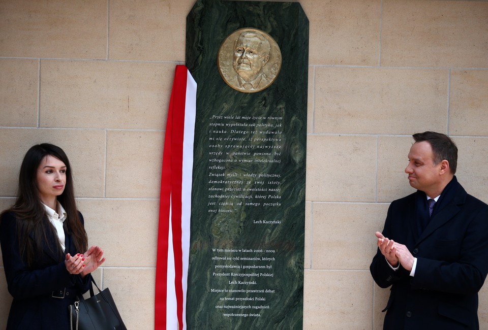 LUCIEŃ TABLICA PAMIĄTKOWA LECHA KACZYŃSKIEGO ODSŁONIĘCIE (Prezydent Andrzej Duda Marta Kaczyńska)