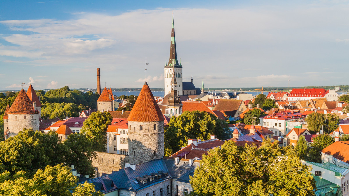 Estonia to najmniejsze nadbałtyckie państwo, którego populacja jest mniejsza niż liczba ludności Warszawy. Wysunięty na północ kraj słynie przede wszystkim z natury - znajdziemy tu liczne piękne jeziora, parki narodowe i rezerwaty. Co ciekawe, Estonia posiada aż 1500 wysp (w większości niezamieszkałych), a aż 2 tys. km<sup>2</sup> jej powierzchni zajmują zbiorniki wodne. 24 lutego Estonia obchodzi 100. rocznicę niepodległości. Jakie są najciekawsze miejsca tego kraju?