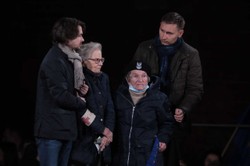 "Przyniósł nam piękne kwiaty. Ale narozrabiałyście, powiedział"