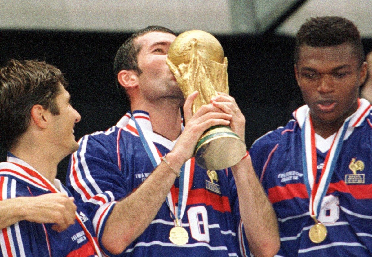 Zinedine Zidane całujący trofeum po wygranej 3:0 z Brazylią w finale mistrzostw świata w 1998 roku