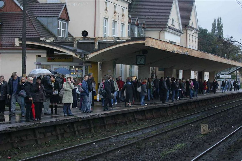 Absurd! SKM-ki jeżdżą puste