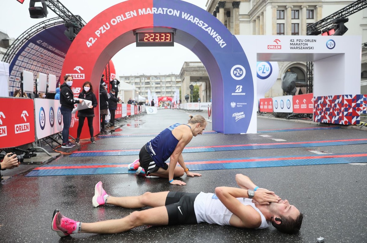 Paweł Kosek (dół) zwycięzcą maratonu. Drugi na mecie był Łukasz Oskierko (góra)